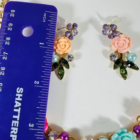 Roses galore in beautiful spring and summer colors in this necklace set. - Picture 4 of 6